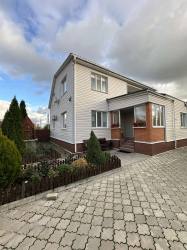 Гарний 2-х поверховий будинок недалеко від центру