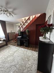 Гарний 2-х поверховий будинок недалеко від центру