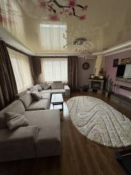 Гарний 2-х поверховий будинок недалеко від центру