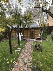 Гарний 2-х поверховий будинок недалеко від центру