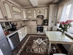 Гарний 2-х поверховий будинок недалеко від центру