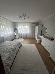 Гарний 2-х поверховий будинок недалеко від центру